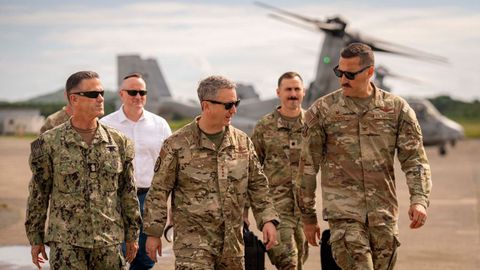 El jefe del Estado Mayor de Estados Unidos, Dan Caine, en el centro, en e el aeropuerto Jos� Aponte de Puerto Rico