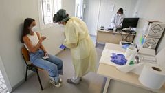 Los contagios derivados del megabrote balear han disparado la realizaci�n de cribados a j�venes en el punto covid del Provincial, en Pontevedra