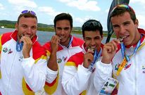 �lvaro Bravo -izquierda-, con su medalla y compa�eros de plata en el Europeo Sub 23 del 2012.