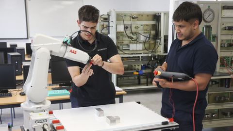 Alumnos del CIFP Ferrolterra en el taller de Robótica, un ciclo que hasta ahora impartía solo de forma ordinaria