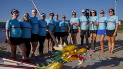 El dragon boat del club nutico Folixa, de As Pontes, el barco en el que compiten varias mujeres con cncer de mama
