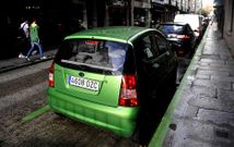 Zona verde pintada la pasada semana en la calle de la Iglesia, que solo podr�n usar residentes. 