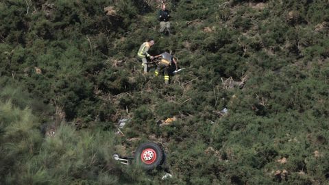 El conductor de la motobomba, ayudado por sus compa�eros tras salir del veh�culo accidentado.