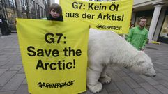 Activistas de Greenpeace posan con la maqueta de un oso polar y con pancartas que dec�an �G7: Salva el �rtico� en L�beck, al norte de Alemania, en una imagen de archivo.