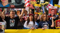 Ilana Gritzewsky (en el centro) con familiares de otros rehenes en una protesta ante la sede de la ONU, durante la comparecencia de Netanyahu en la Asamblea General en septiembre.