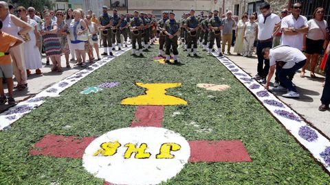 Procesión de Corpus saliendo de la iglesia de Santa Baia de Boiro, alfombras florales