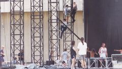 Montaje del escenario para el Concierto de los Mil A�os, en 1993, el �ltimo encuentro musical que se celebr� en el estadio de Riazor