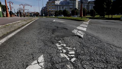 Irregularidades en el asfalto por el paseo mar�timo, en Monte Alto