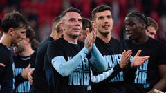 Iago Aspas, tras el empate en San Mam�s, con la camiseta conmemorativa de la clasificaci�n del Celta para Europa.
