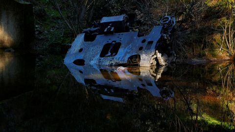 Restos del chasis de uno de los trenes accidentados, en un arroyo cercano