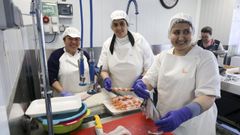 De izquierda a derecha, Carmen, Bouchra y Bouchra son las tres alumnas del Curso de Comercializaci�n y venta de productos pesqueros que est�n haciendo sus pr�cticas en A T�a Lonxa.