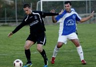 Canteiro disputa un bal�n con Iv�n Gonz�lez.