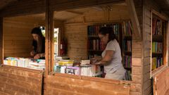 Las casetas de la feria del libro ultimaban ayer sus preparativos
