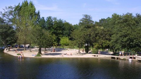 A Freixa. La presa del río Tea, afluente del Miño, propició
esta área de recreo dotada con todo tipo de servicios