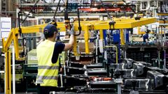 Acople de las baterias del modelo C8 el�ctrico en la fabrica de Stellantis (Vigo).