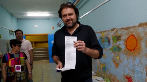 Rubn Prez, de la Marea de Vigo, en el momento de votar