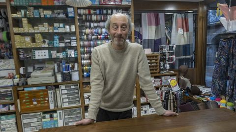 Juan Ramn, en la mercera Algui de la ra do Vilar, especializada en productos de costura y labores, medias y otra ropa interior. Algunos de sus artculos los trabajan casi en exclusiva y no se pueden encontrar prcticamente en ningn otro comercio. La campaa navidea es para ellos la ms fuerte del ao, dicen: Xa non  o que era, pero segue sendo a principal para ns.