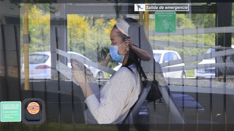 Una joven con mascarilla en el bus urbano de Lugo