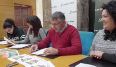 Cu��a, arropado por sus edilas al presentar el programa de Nadal.