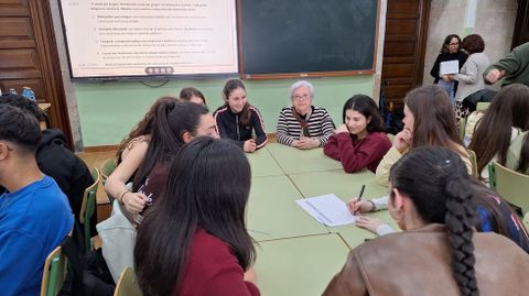 La religiosa Carmen Rey, quien lleva los �ltimos a�os en las Oblatas de Santiago, sentada con un grupo de alumnas de Trazo en la segunda sesi�n de �F�lame da emigraci�n� en el CPI Via�o Pequeno. El proyecto intergeneracional impulsado desde Afundaci�n busca poner en valor la experiencia de los mayores en beneficio de toda la sociedad, esta es su d�cima edici�n y viajar� a distintos centros educativos de Galicia.