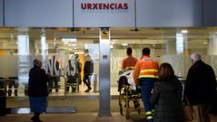 Entrada del servicio de Urgencias del Chuac, que ya percibe el aumento de la demanda a causa de la gripe