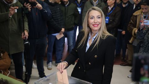 La candidata del PP, Mar�a Guardiola, en el momento de depositar su voto el d�a de las elecciones en Extremadura
