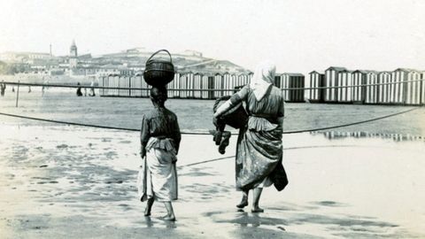 XUNU. Dos mujeres en la playa de San Lorenzo en 1895