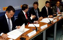 Cuatro altos cargos del PP y Caballero presidiendo la reuni�n de ayer sobre la estaci�n.