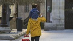 Un padre y un hijo, en una imagen de archivo