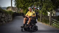Jose Antonio Martnez y su loro Rudia en la silla de ruedas