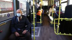 Usuarios de autob�s, este mi�rcoles, en la parada de la plaza de Galicia, en Pontevedra