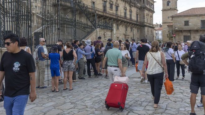 La llegada de turistas y excursionistas se deja notar estos d�as en el entorno de la catedral compostelana