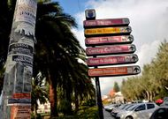 Las farolas se utilizan para pegar todo tipo de anuncios, de empresas y de particulares. 