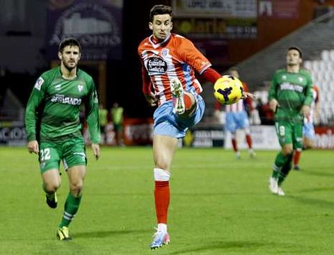 Enzo Rennella, intentando un control en su regreso a los terrenos de juego ante el Eibar.