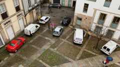 Los vecinos de la plaza Saco y Arce han fotografiado hasta ocho veh�culos aparcados en el lugar.