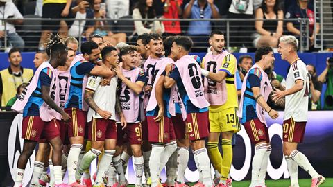 Los jugadores de la selecci�n celebran tras el triunfo contra Francia en Dallas.