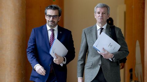 El conselleiro de Presidencia, Diego Calvo, y el presidente de la Xunta, Alfonso Rueda, camino de la rueda de prensa en la que se anunci� la exposici�n p�blica de la nueva ley de administraci�n local.
