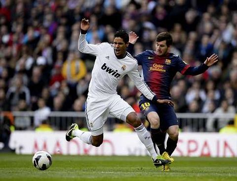 En la foto, Raphael Varane y Leo Messi, durante el �ltimo cl�sico de la temporada pasada.