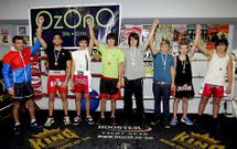 Parte del plantel de boxeadores del Club Barbanza que entrenan en el gimnasio Ozono.