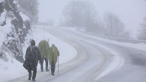 Un grupo de peregrinos camina por Padornelo en direccin a Triacastela