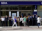 En la esquina de los cuatro bancos hubo par�n a las doce del mediod�a y los trabajadores de las sedes principales salieron a la calle.