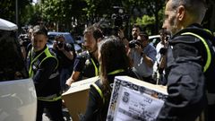 Agentes de la UDEF salen de la empresa de las hijas de Zapatero, el martes en Madrid.