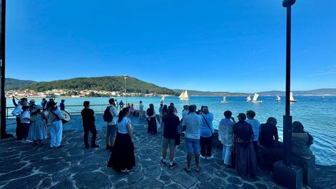 Izado de velas en el Muros mira ao Mar