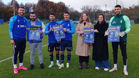 Borja Bastn, Jimmy, Seoane y Leo Romn, junto a las representantes de Asturies Por frica