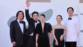 El director Lee Chang-dong (a la izquierda) posa con el elenco de su pel�cula en Venecia.