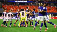 La celebraci�n de Jap�n tras el gol deKamada