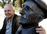 Manuel N��ez, ayer junto a la estatua del poeta Ram�n Cabanillas, en Cambados.