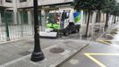 Limpieza viaria de Emulsa en una calle del centro de Gij�n