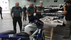 Objetos incautados a la banda criminal, entre ellos la moto que usaron para un atraco