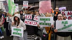 Concentracin de trabajadores de ERA frente a la Junta General, convocada por el Comit de Empresa de Establecimientos Residenciales para Ancianos de Asturias (ERA), para reclamar el pago de un complemento de peligrosidad y que se haga efectiva la subida de mnimos de plantilla